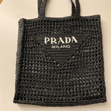 prada raffia tasche